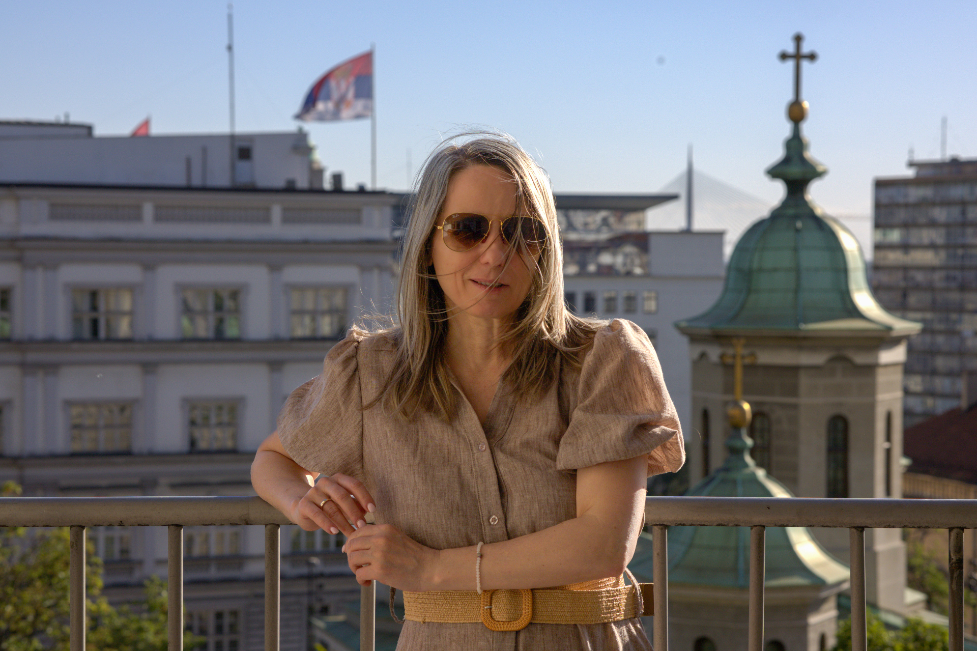 Jelena između zgrada i neba Beograda
